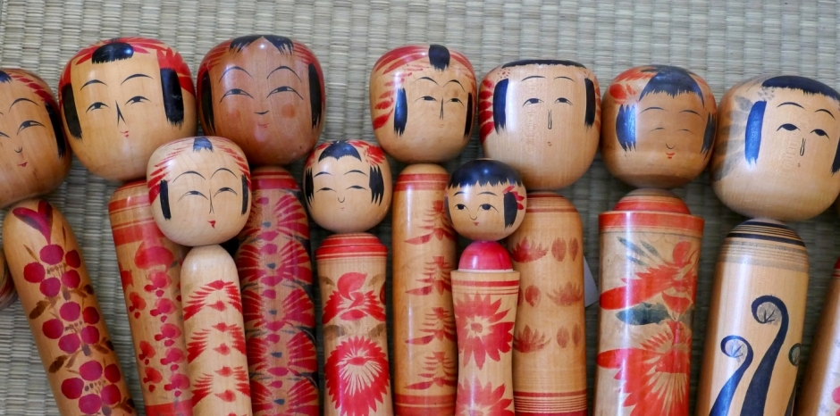 gruppo di bambole kokeshi vintage