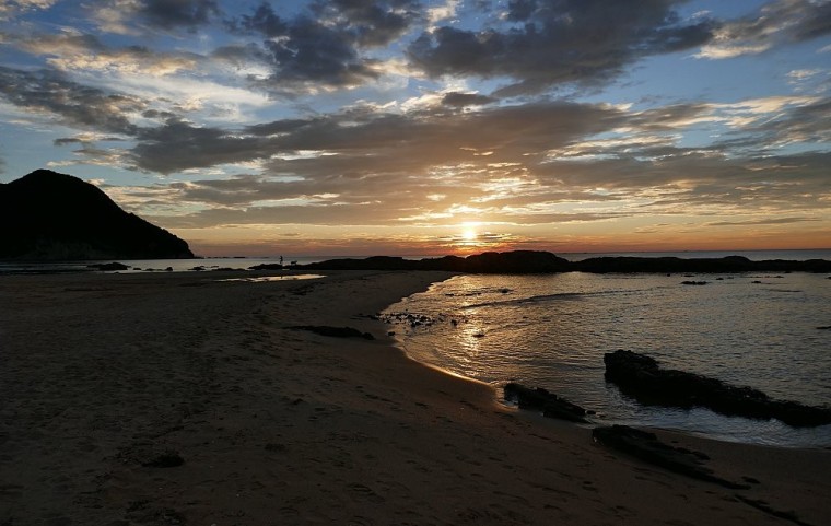 tramonto sulla spiaggia Kotohikiyama